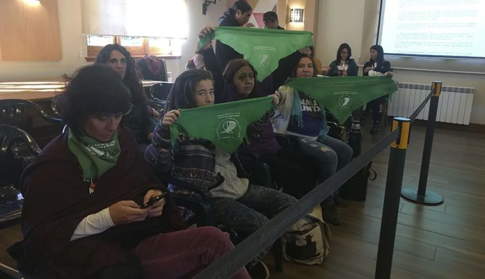 Aprueban proyecto de comunicación sobre el derecho a abortar