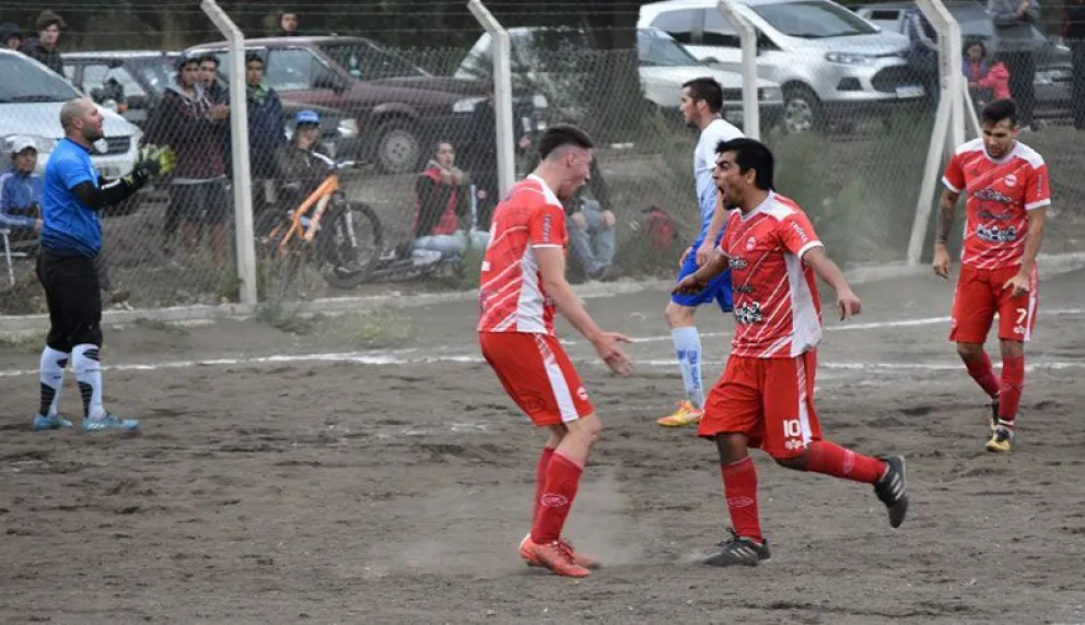 El puntero Lacar visita a Estudiantes Unidos en un atractivo duelo futbolero