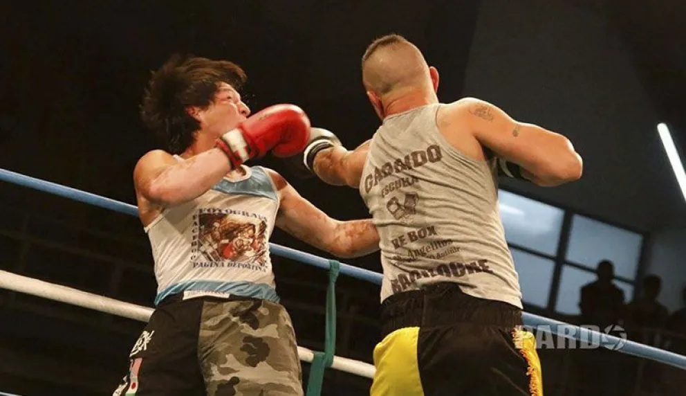 Antiñir y Garrido preparan los guantes para usarlos en Roca