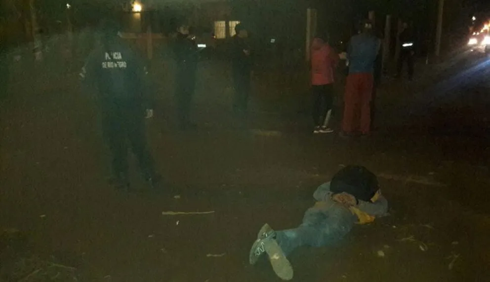 Los arrestaron por andar a los tiros en el medio de la calle
