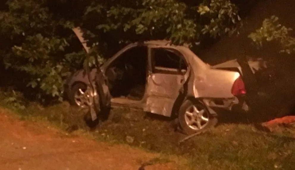 Chocó contra un poste y terminó adentro de un cerco