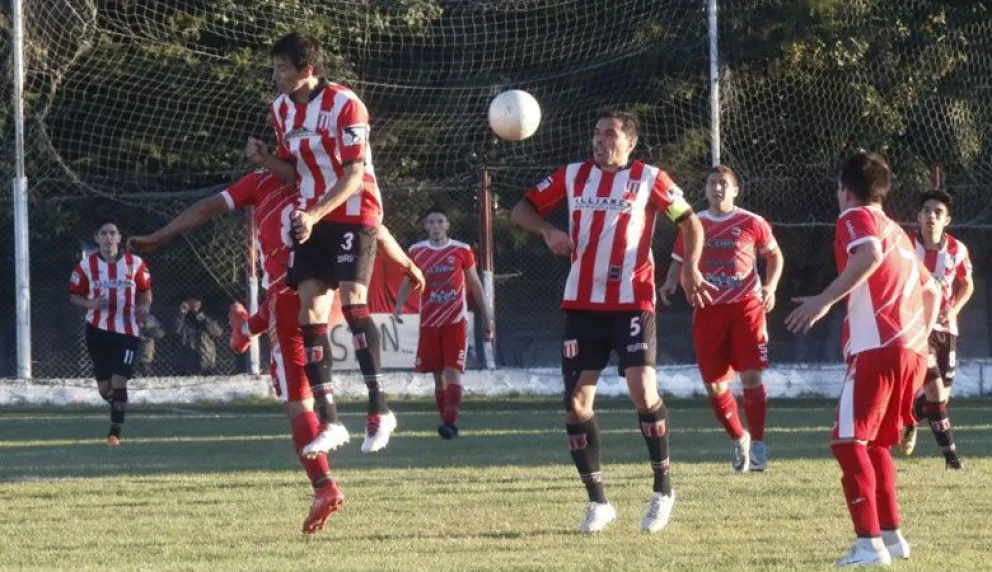 Estudiantes rugió fuerte en su cancha frente a Lacar y trepó al segundo puesto