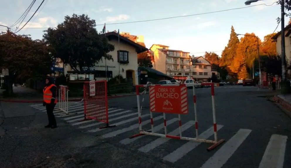 Comenzaron trabajos de bacheo en calle 20 de Febrero
