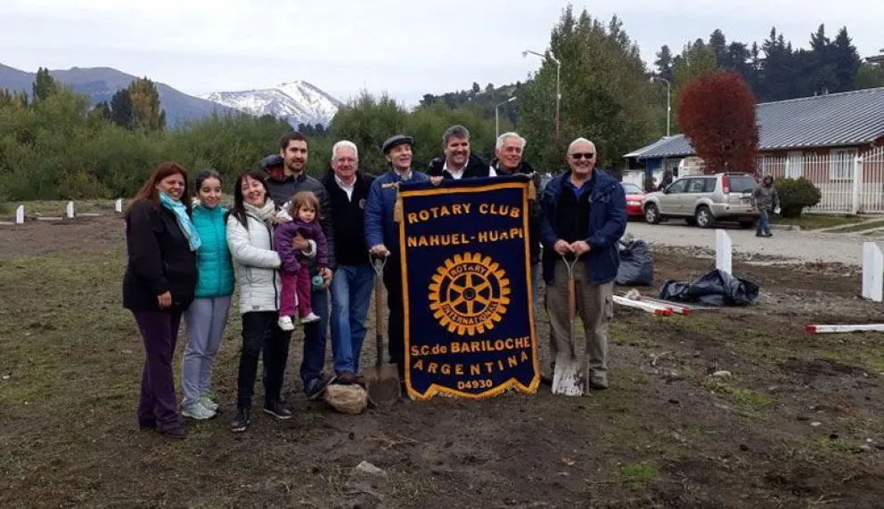 Rotary Club Nahuel Huapi plantó 40 árboles en el barrio 150 Viviendas