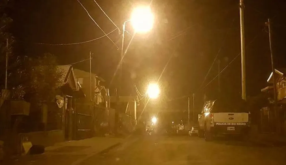 Patota le dio una golpiza y robó el arma a un policía que salió en defensa de su hermano   