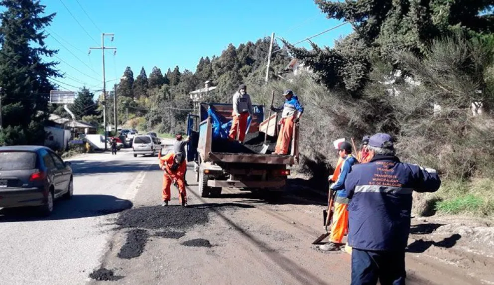 Precaución en el kilómetro 5 de Pioneros por bacheo