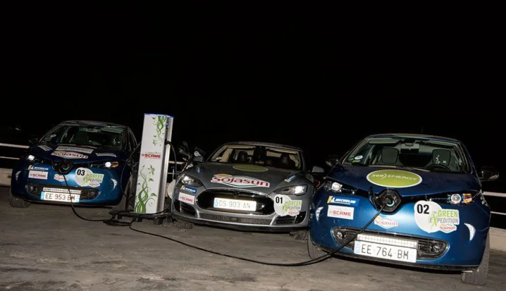 Autos y motos eléctricos fueron exhibidos en Bariloche
