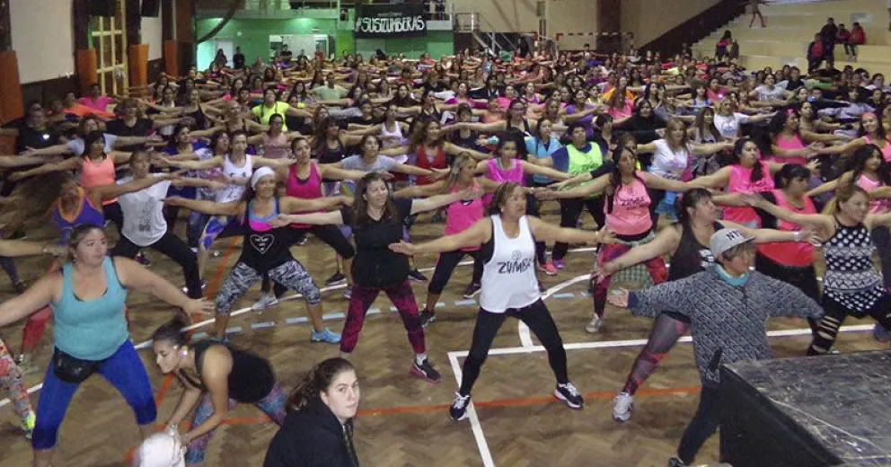 Más de 500 mujeres bailaron al ritmo de la zumba solidaria