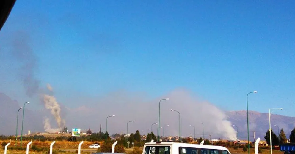Incendio en el vertedero llenó de humo algunos barrios