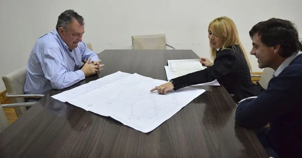 El intendente Gustavo Gennuso firmó la escritura por las tierras de la terminal