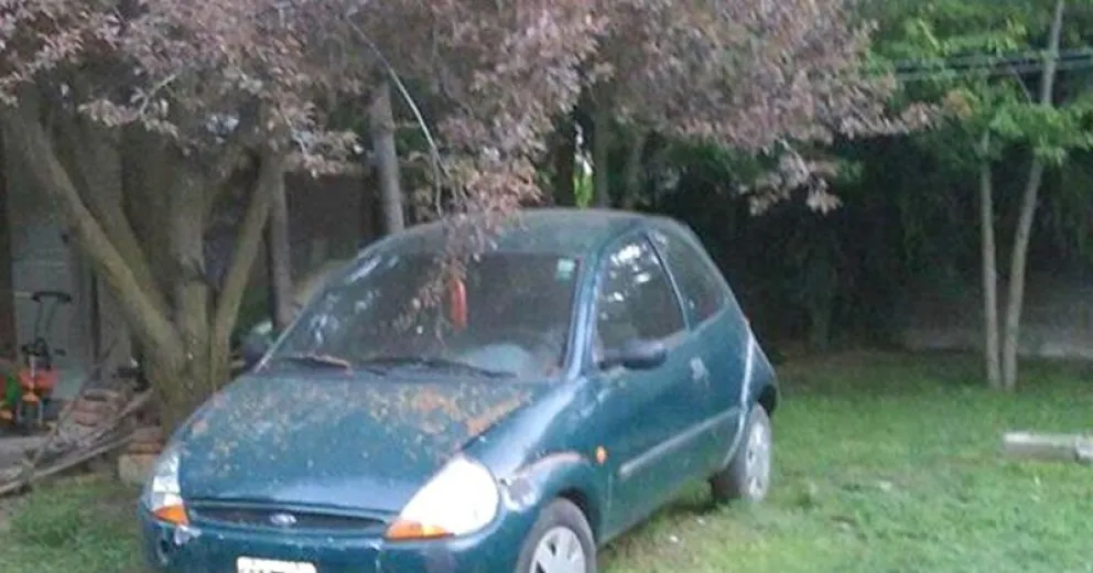Robaron un auto que estaba frente a un taller mecánico