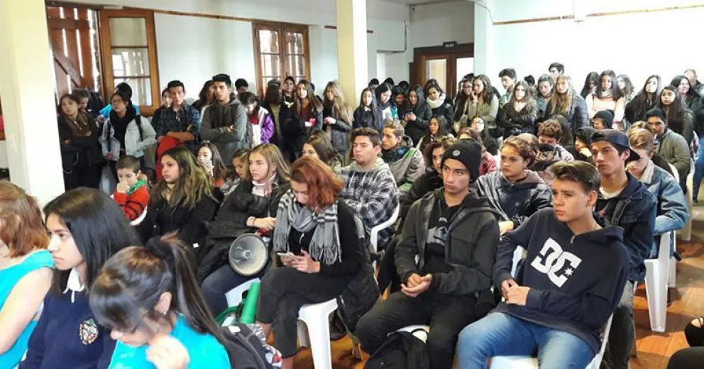 Chicos y chicas plantearon a Gennuso  que se “sienten ninguneados”