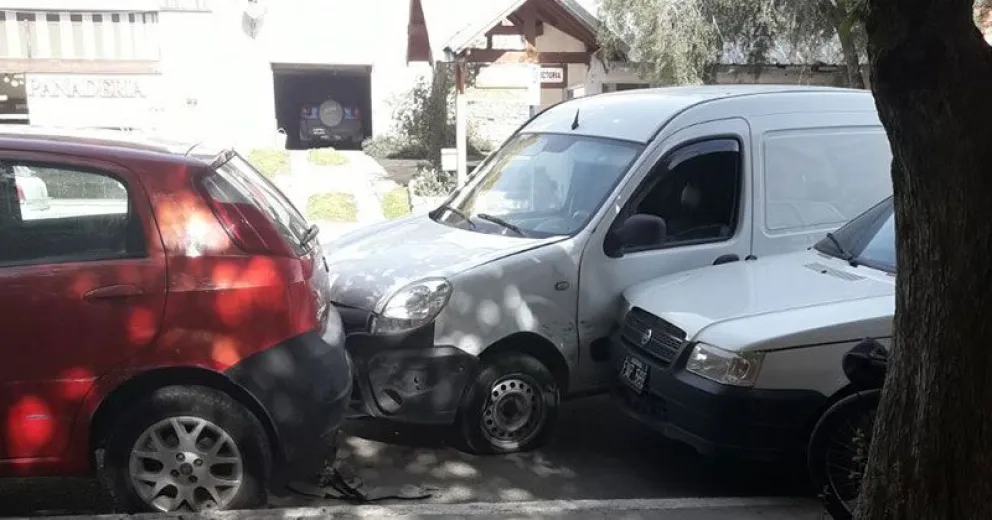 Esquivó a un remís y chocó contra dos autos estacionados
