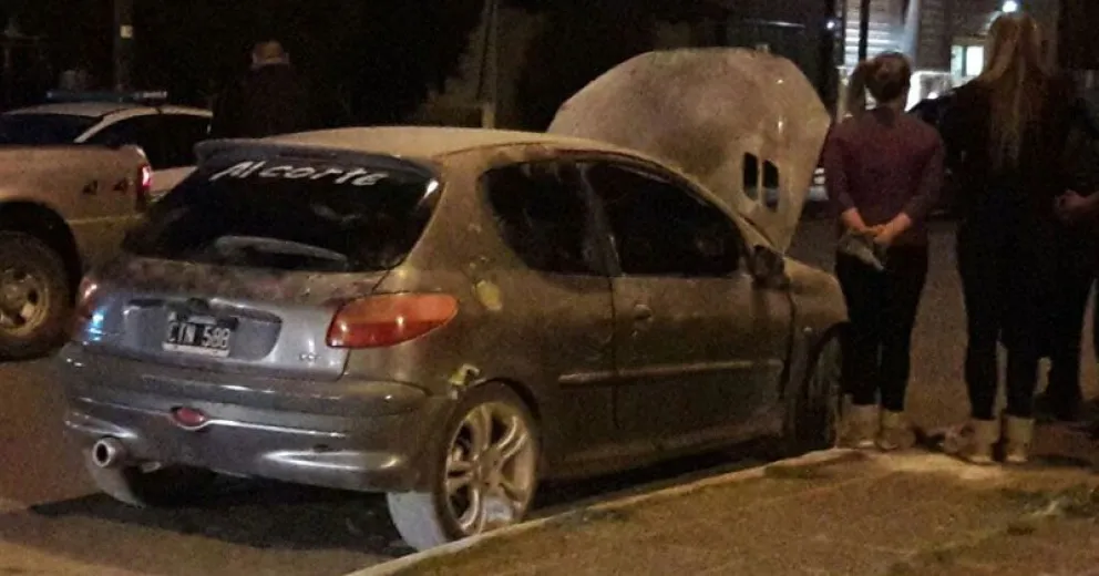 Policías asistieron un principio de incendio de un auto