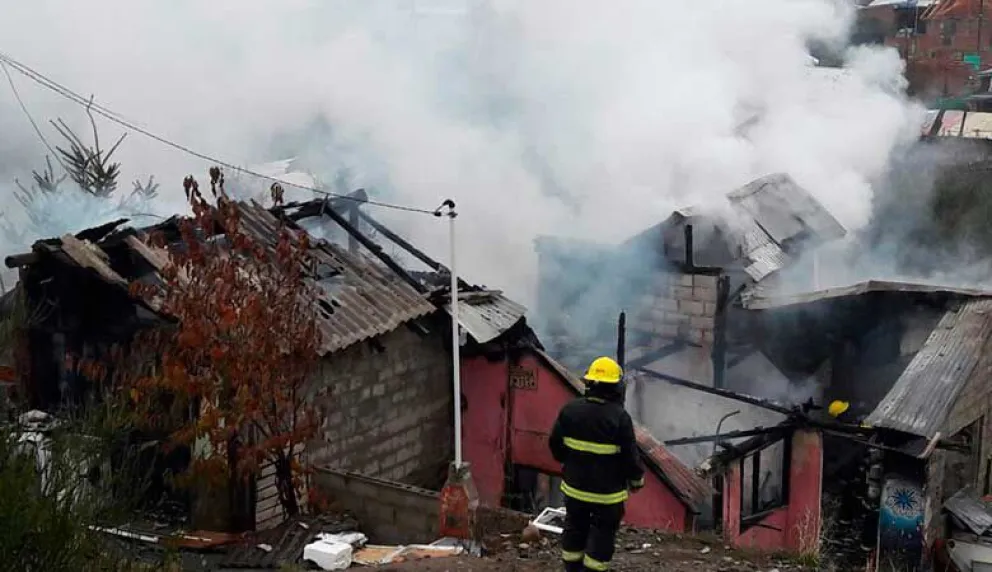 Gran incendio afectó dos viviendas y causó temor entre los vecinos