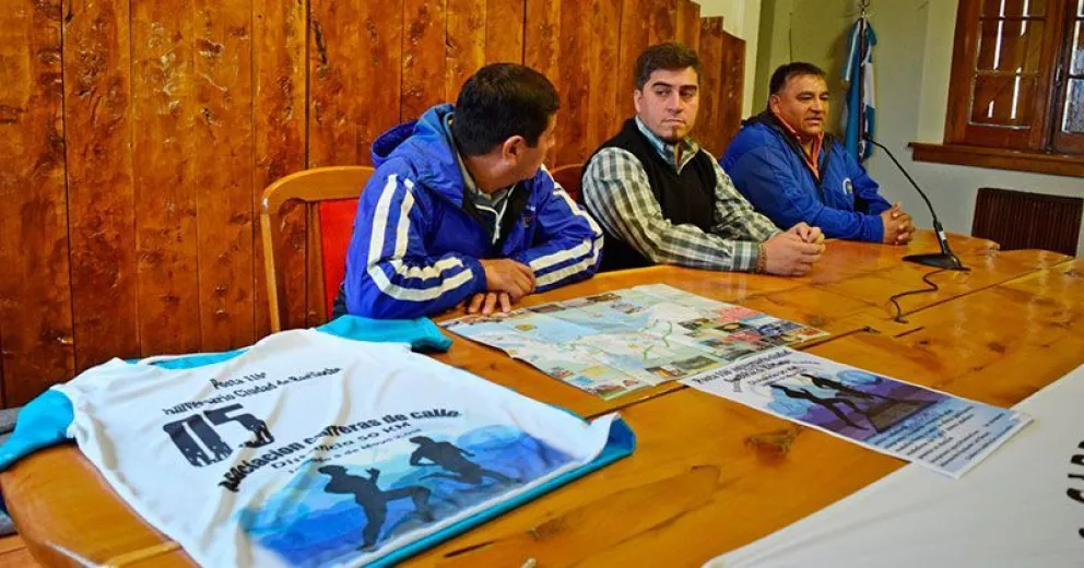 Presentaron la camiseta de la Posta Atlética “Copa Aniversario Ciudad de Bariloche”
