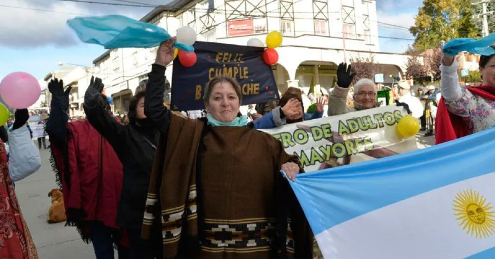 Bariloche festejó su cumpleaños con un desfile por calle Onelli