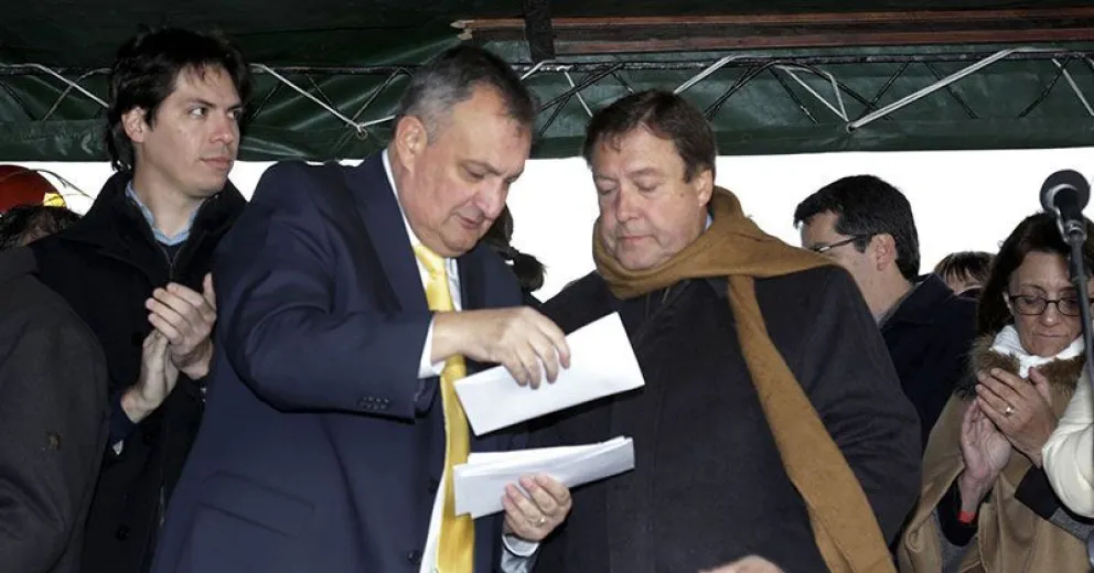 Alberto Weretilneck estuvo presente en el desfile y anunció importantes obras para Bariloche
