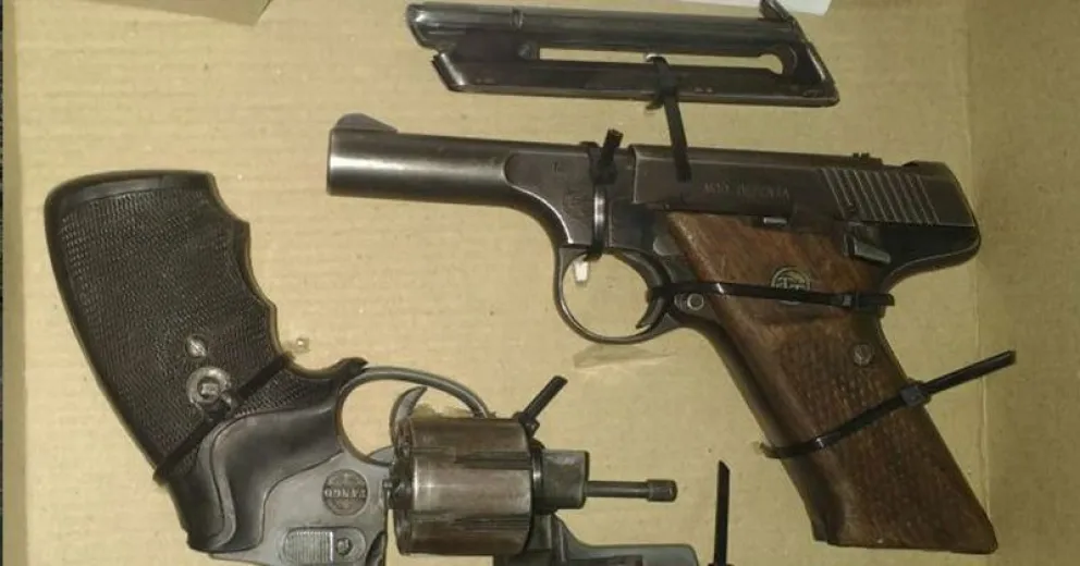 Secuestran dos armas de fuego, proyectiles, cocaína y una radio policial en un operativo