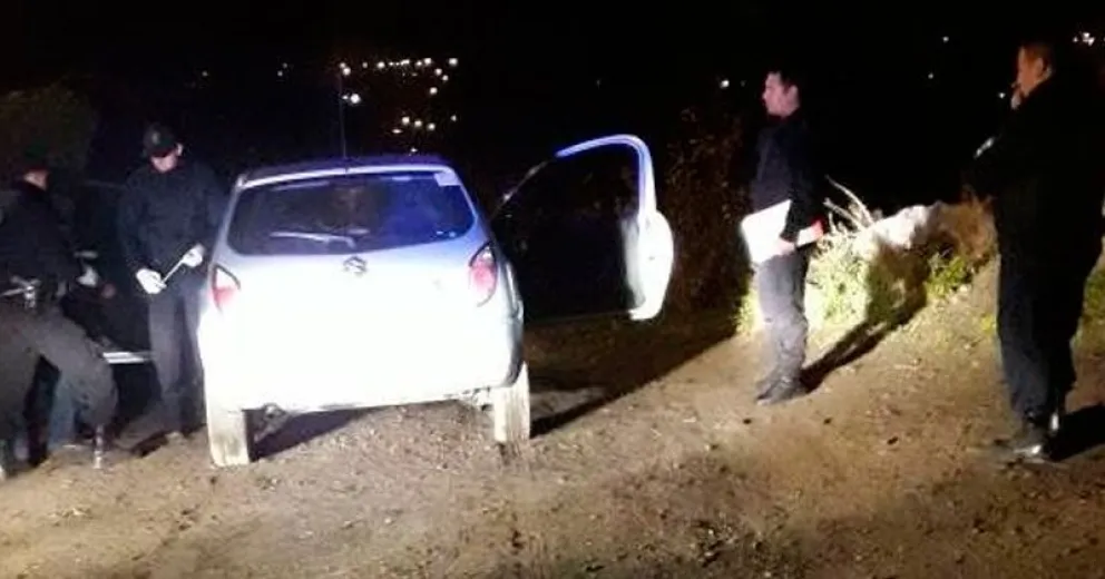 Armados y en un auto robado asaltaron a un joven