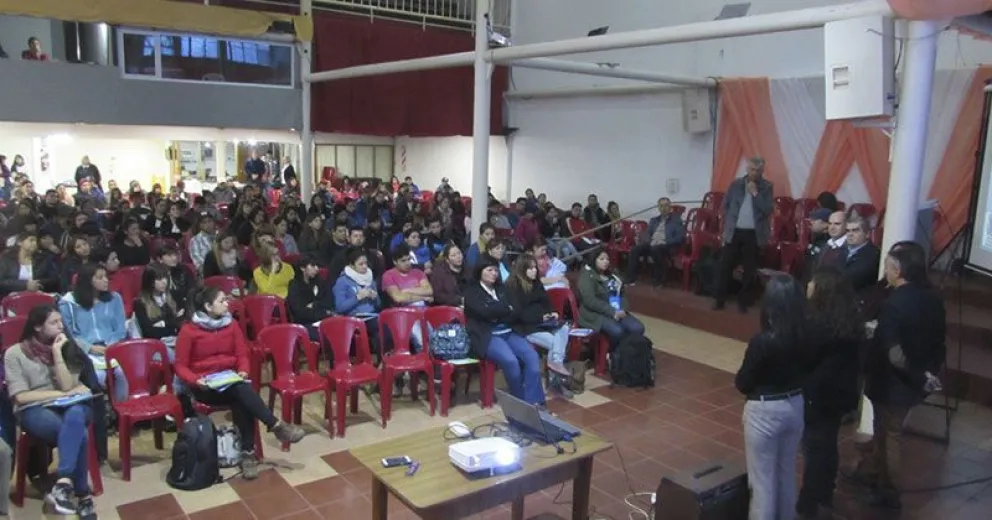 Concientizan a jóvenes que tramitan su carnet de conducir