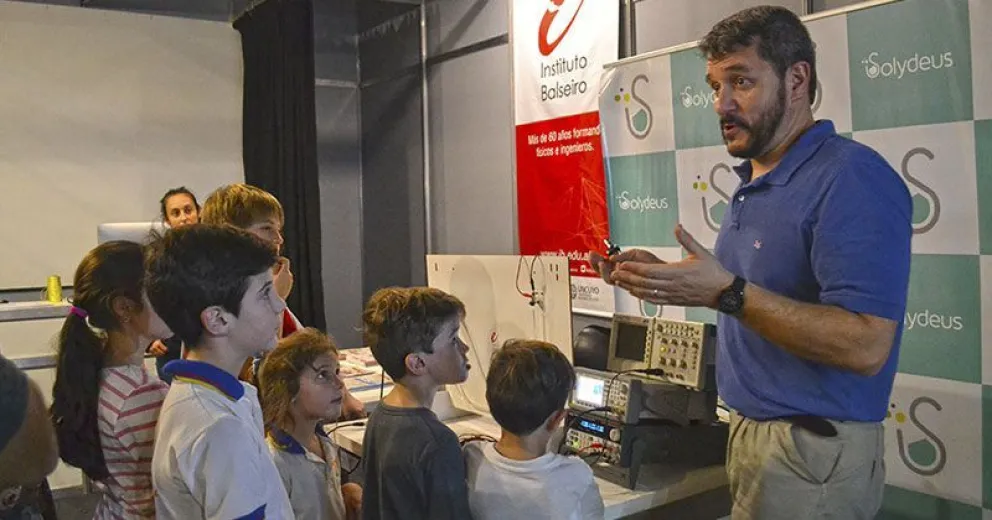 Los experimentos del Balseiro asombraron en la Feria del Libro