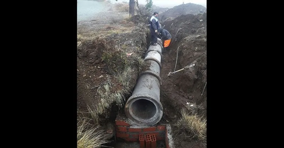 Avanzan trabajos de pluviales en la base del cerro