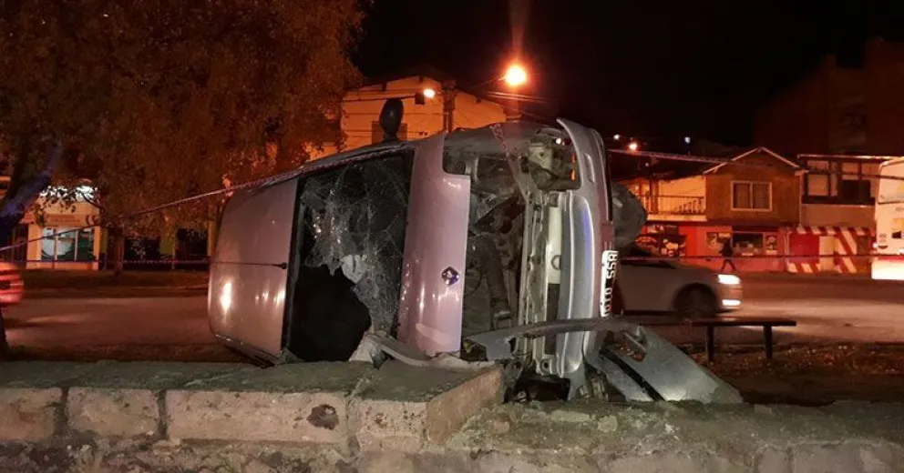 Aparatoso vuelco en Av. 12 de Octubre