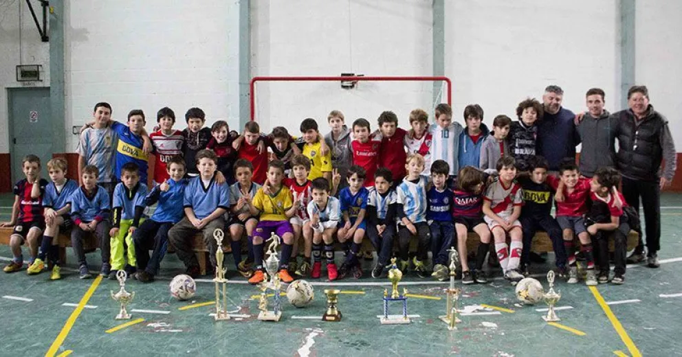 25 años de una escuelita de fútbol que creció entre pelotas coloridas, caños y la alegría del juego