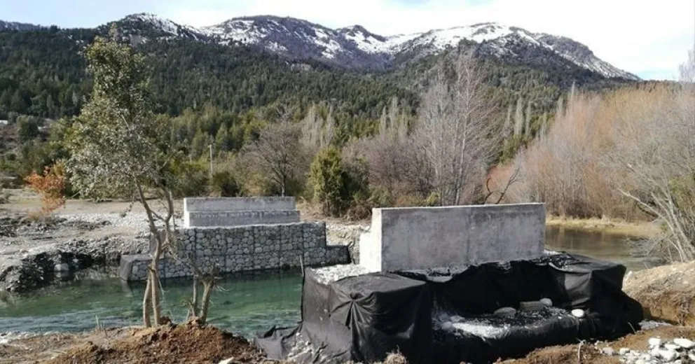 Vecinos juntan firmas para que se termine la obra del puente Negro en Los Coihues