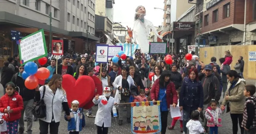Emoción, nostalgia, mucho color y alegría en el desfile de los títeres gigantes