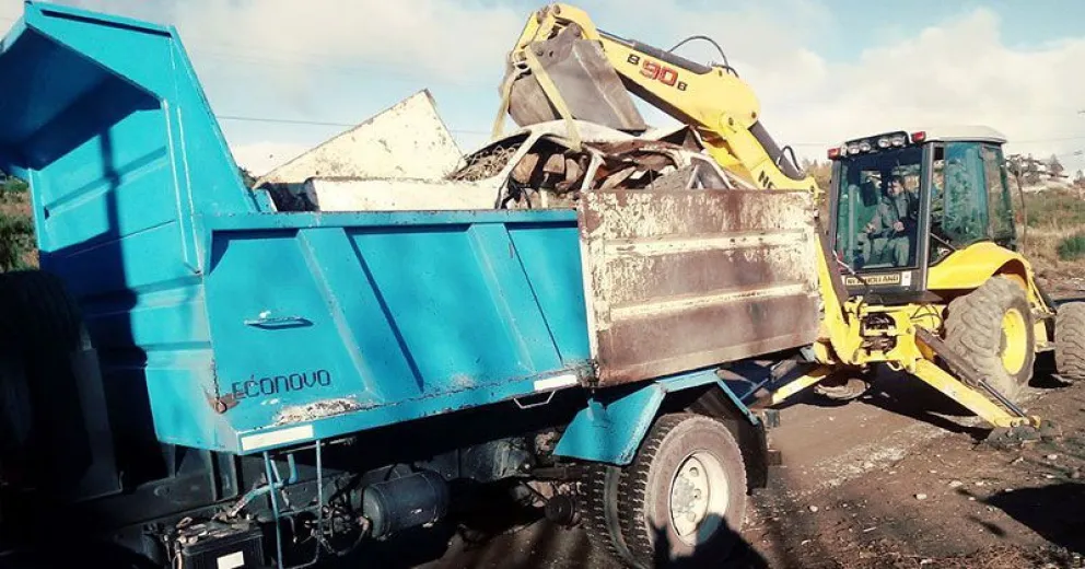 Retiran carrocerías abandonadas en la vía pública