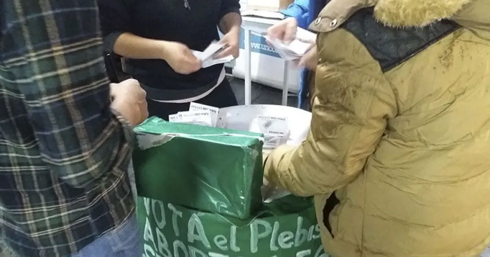 Plebiscito en la sede del CRUB “aprobó” el aborto legal, seguro y gratuito