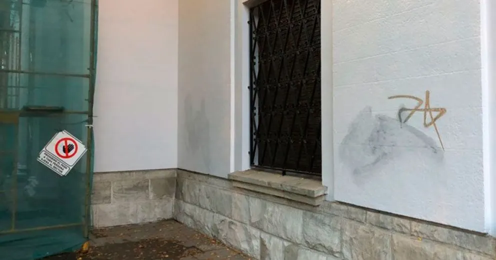 Instantánea: Pintadas en el Banco Nación