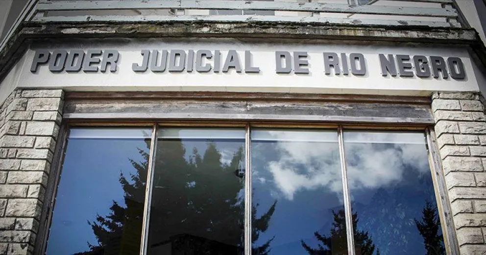 Diez años de prisión para un policía que violó a la hija de su pareja