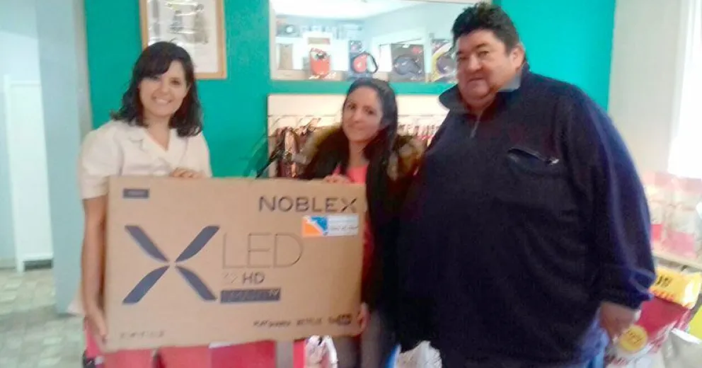 En Gotitas de Esfuerzo entregaron el Led a la ganadora de la rifa