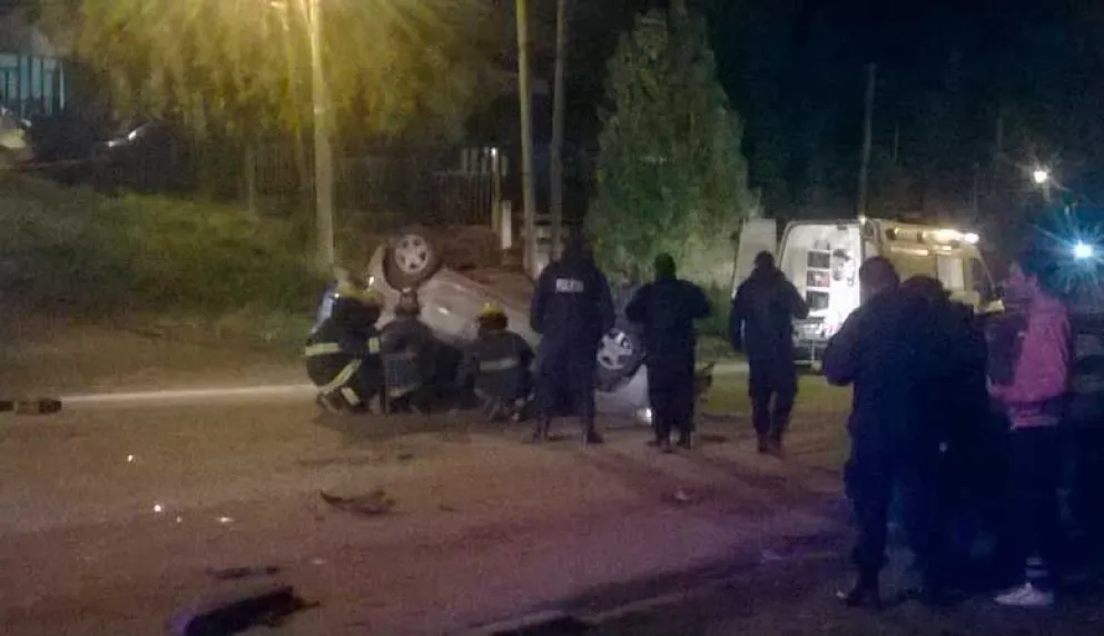 Un efectivo policial falleció tras volcar en calle 9 de Julio