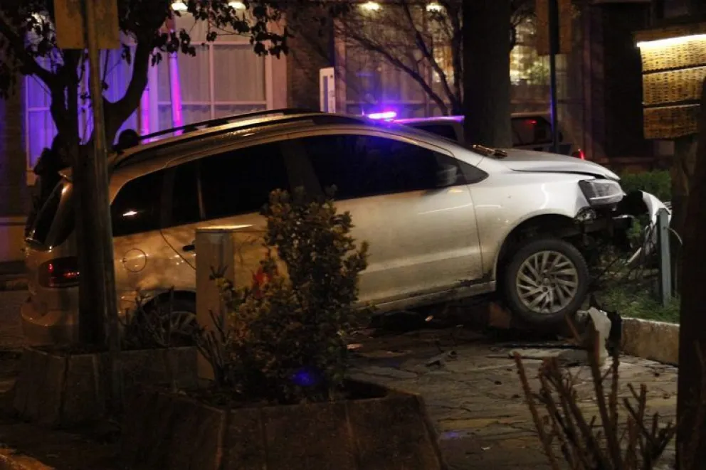 Un vehículo colisionó contra la entrada de un hotel