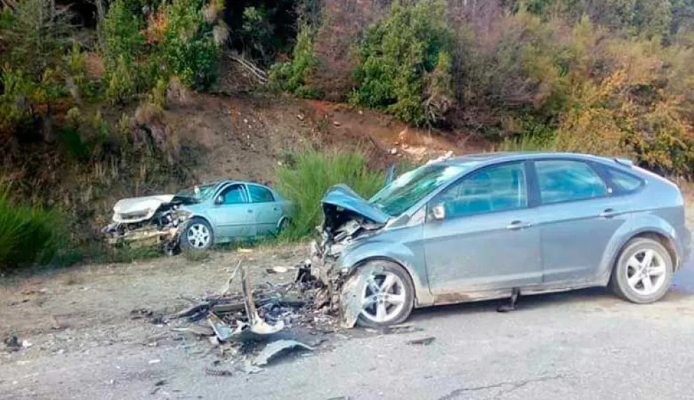 Impactante choque frontal camino a El Bolsón, milagrosamente sin heridos de gravedad