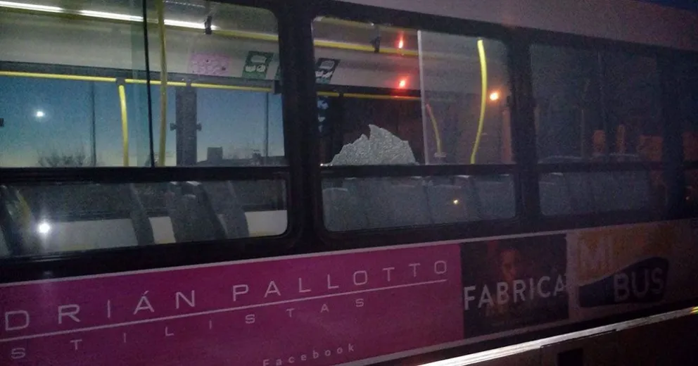 Colectivo fue apedreado y crece la preocupación