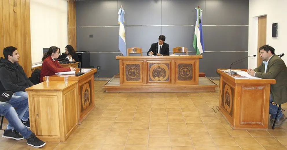 Condenados a tres años de prisión en suspenso por asaltar y golpear a un remisero