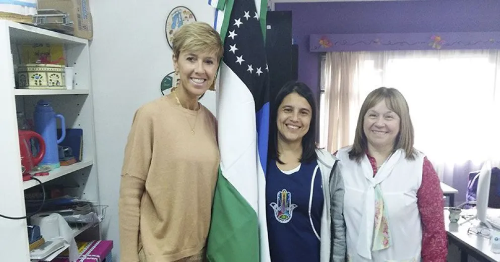 García Larraburu visitó escuelas e hizo entrega de banderas y constituciones