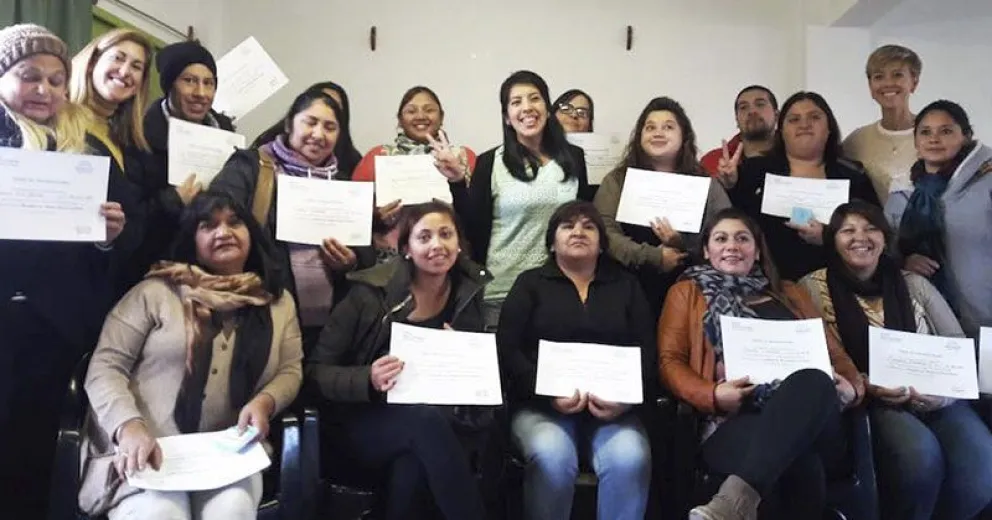 García Larraburu entregó diplomas del Taller de Bromatología en el Barrio 170 viviendas