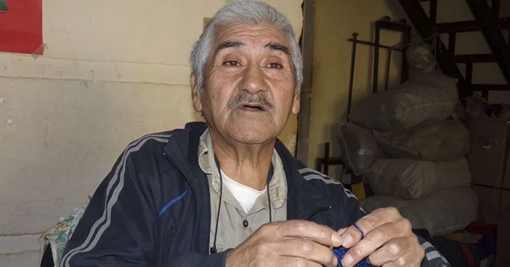 Quiere tejer una bandera gigante y dar clases gratuitas de tejido en los barrios, pero no consigue lana