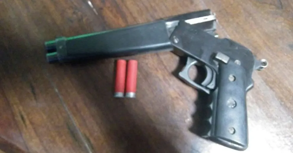 Allanaron dos viviendas por un robo y encontraron un arma de fuego