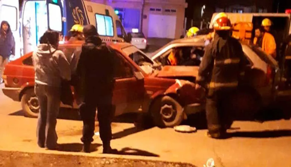 Fuerte choque entre dos vehículos