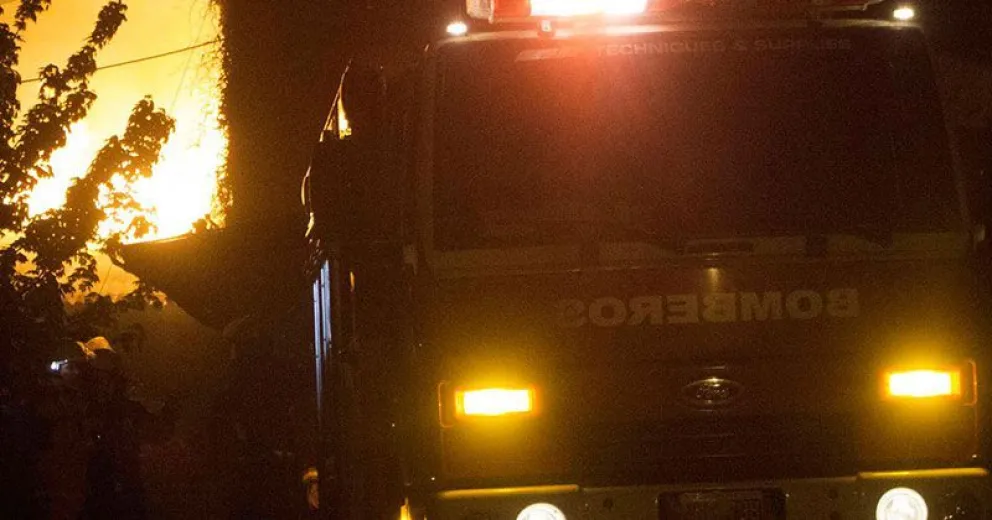 Pérdidas totales y un hombre herido en incendio de una casa
