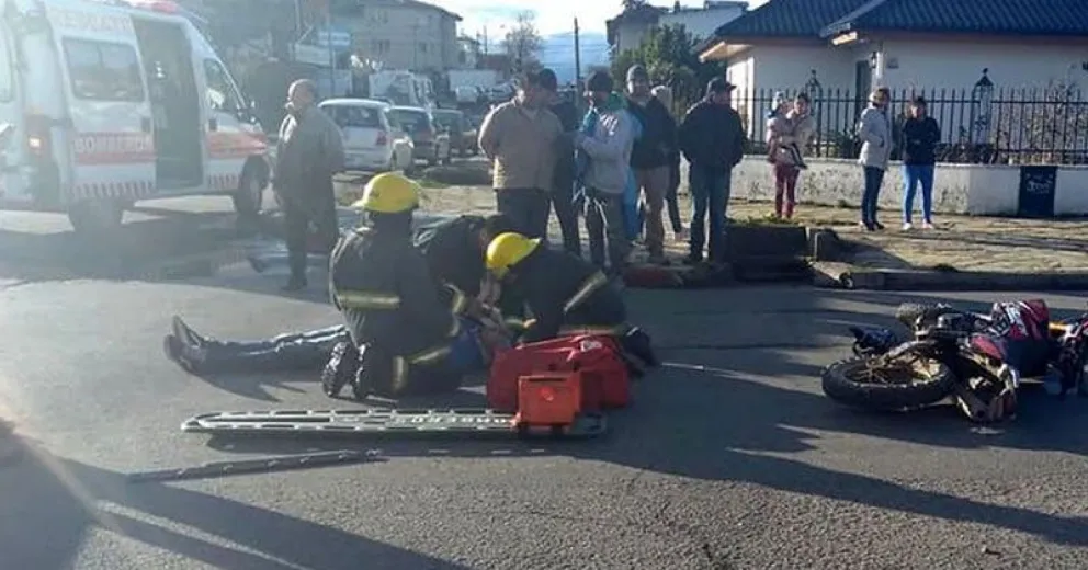 Un motociclista lesionado tras colisionar contra un auto
