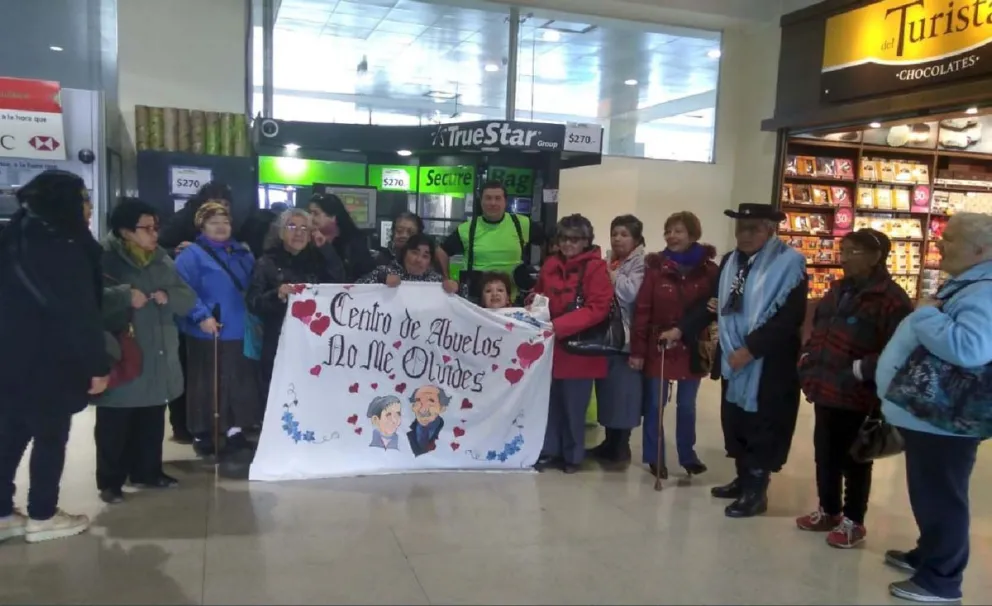 Adultos mayores del Centro No me olvides conocieron el aeropuerto