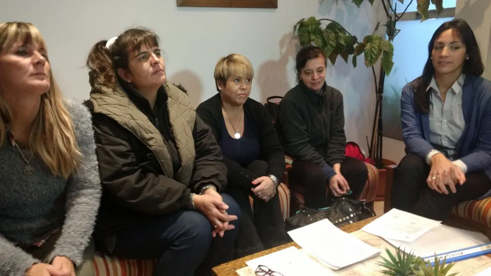 Madres de alumnos y dirigentes de UnTER denunciaron falencias edilicias en la escuela 298